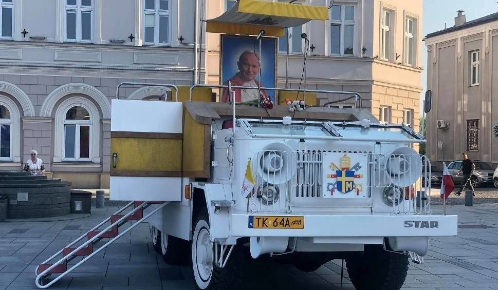 Tour de Pologne w piątek w Wadowicach. Papamobile na starcie