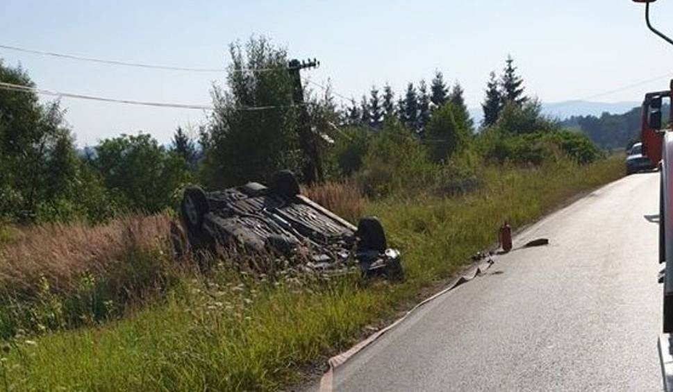 Stronie. Dachowanie na lokalnej drodze. Dwie osoby ranne