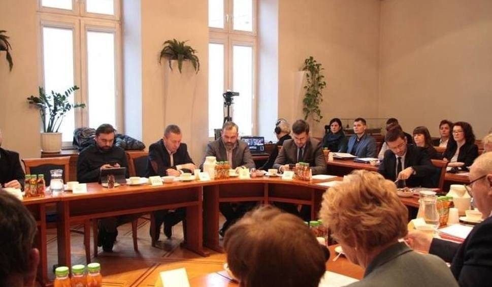 Radni Wadowic dostaną wypłatę za 170 sekund pracy!