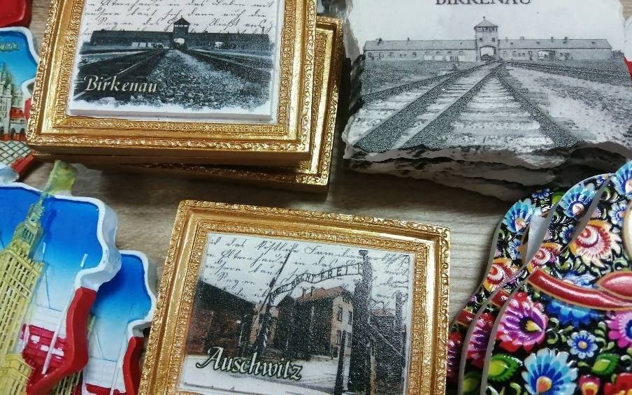 Obrazki w ramkach i magnesy na lodówkę z wizerunkiem Auschwitz