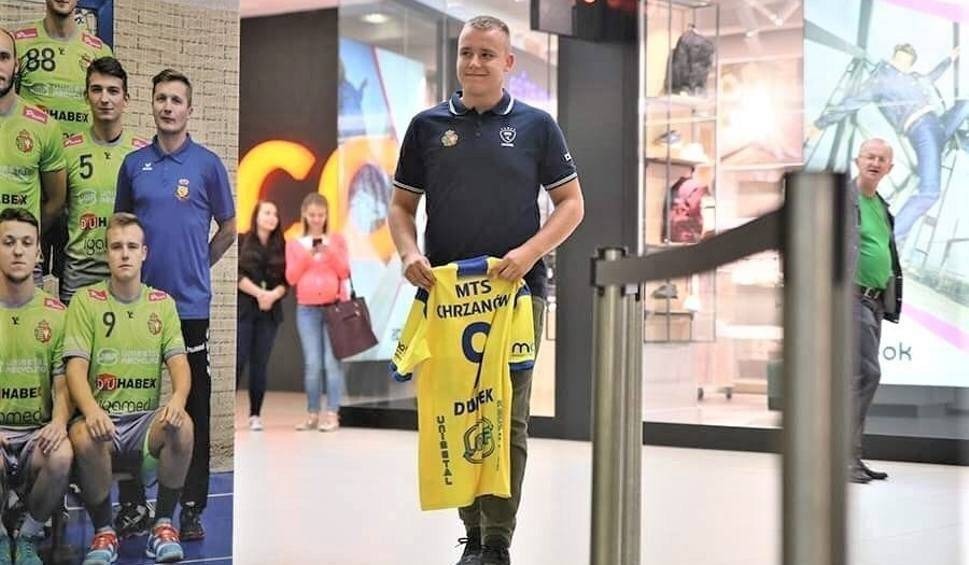 Łukasz Dudek, piłkarz ręczny MTS Chrzanów, ma zmiażdżoną dłoń, ale chce wrócić do gry