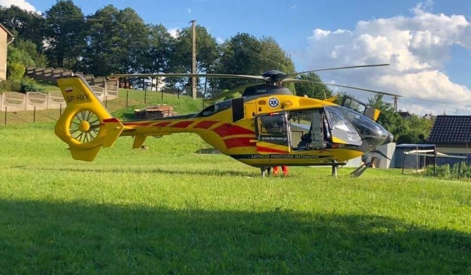 Konar drzewa spadł na 12 - letnie dziecko. Wezwano śmigłowiec