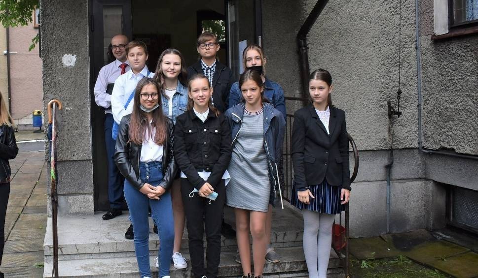 Protest rodziców w Szkole Podstawowej w Zasolu w gm. Brzeszcze na początek roku