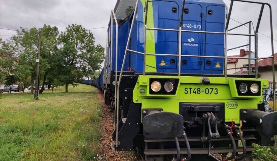 13-latka omal nie zginęła wchodząc pod pociąg. Zapatrzyła się w smartfona