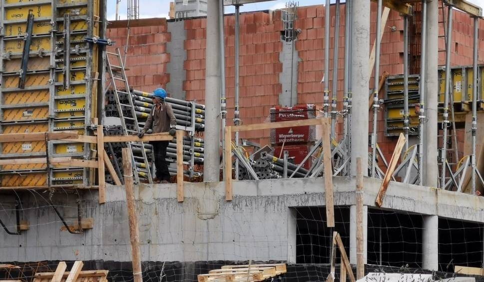 Kryta pływalnia w Libiążu rośnie w oczach. To "problem" dla gminy