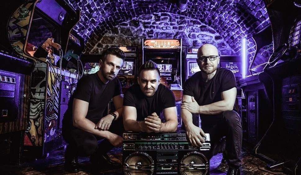 Hit Bryana Adamsa „Run To You” w tanecznej wersji małopolskiego trio Komodo