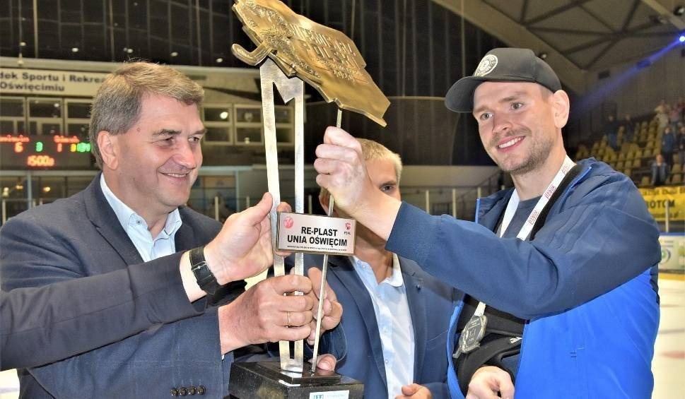 Hokej. Unia Oświęcim ogrywa Stoczniowca i fetuje zaległe wicemistrzostwo Polski