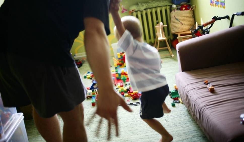 Nauczycielka z "niebieską kartą" pracuje w szkole. Rodzice chcą jej zwolnienia