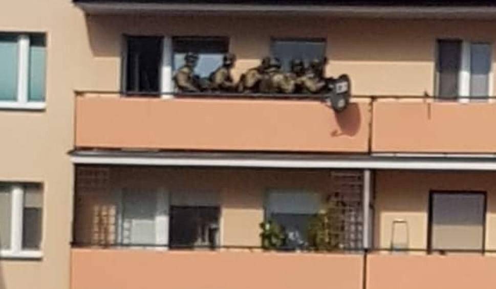 Zaatakował sąsiadkę i zabarykadował się w mieszkaniu. Antyterroryści użyli granatów