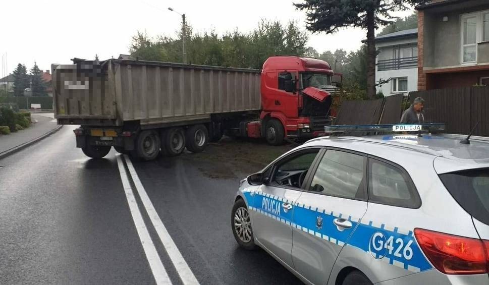 Ruch wahadłowy na dk 44 w Przeciszowie. Samochód wbił się tam w ogrodzenie