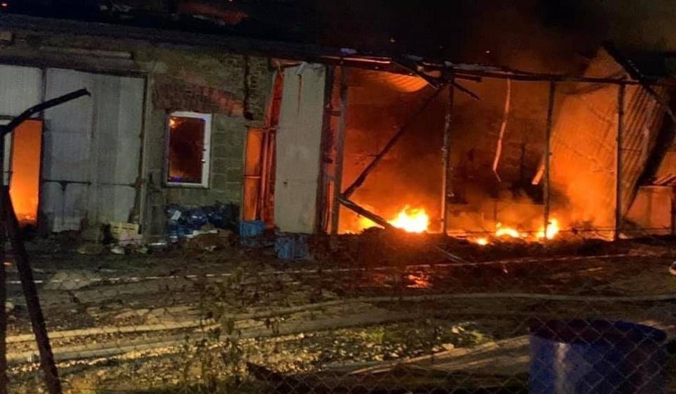 Noc grozy w Izdebniku. Trzy budynki w ogniu, ewakuowano dzieci, wypadek strażaków