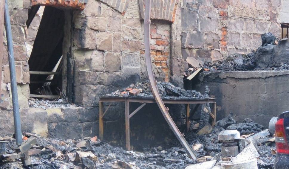 Zgliszcza po pożarze fabryki w Izdebniku. 1,5 mln zł strat. Sprawę bada prokuratura