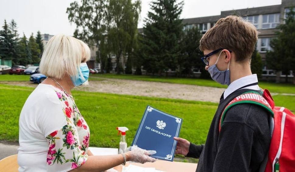 Pozew dla szkoły za nakaz noszenia maseczek na przerwach? Koronawirus w szkołach