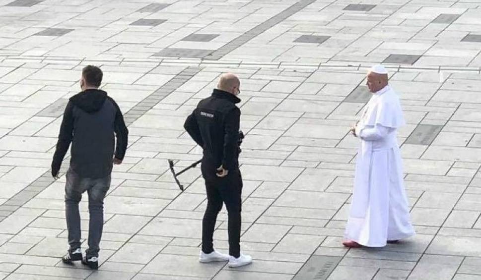 Papież wrócił do Wadowic? Biała postać przechadzała się po rynku