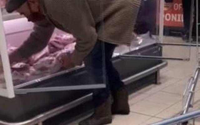 Wadowice. Macanie towaru w Lidlu. Co na to sanepid? [VIDEO] [ZDJĘCIA]