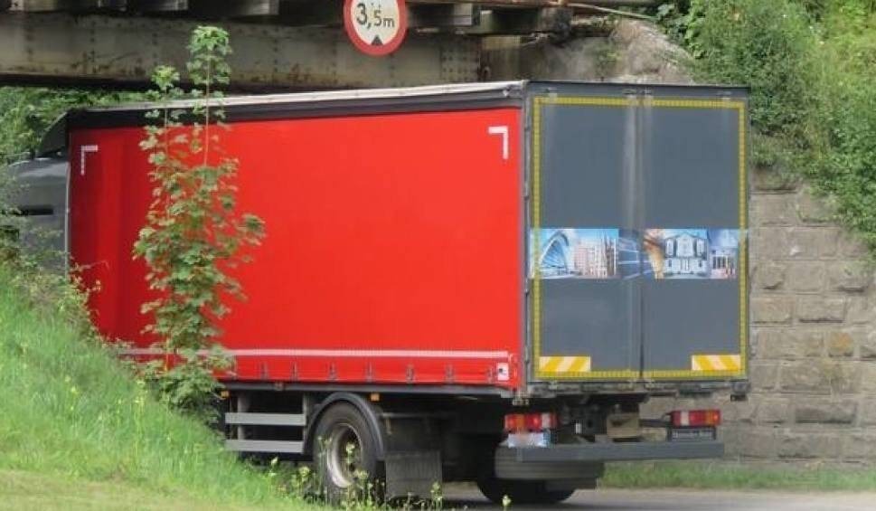 Ciężarówka rozbiła się o wiadukt na DK52 i zablokowała drogę