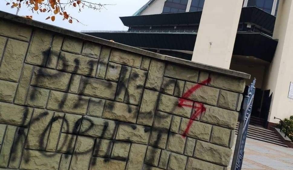 500 zł za twarz autora napisu Piekło Kobiet na murach kościołów pod Wadowicami
