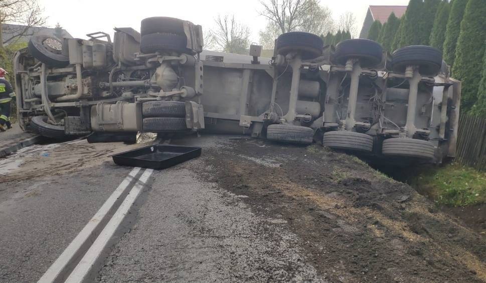 Ciężarówka przewróciła się na drogę koło Zatora. Utrudnienia potrwają kilka godzin