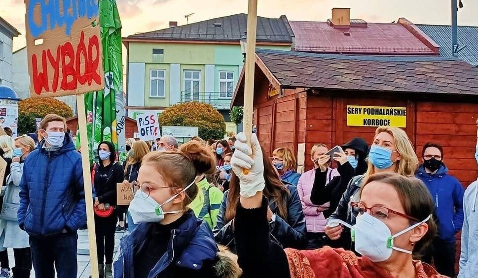 Kraków. Nauczycielka poszła z córką na Strajk Kobiet. Straci pracę?