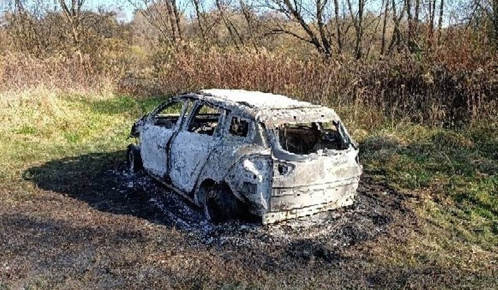 Makabryczne odkrycie. W spalonym samochodzie znaleziono zwęglone ciało wędkarza