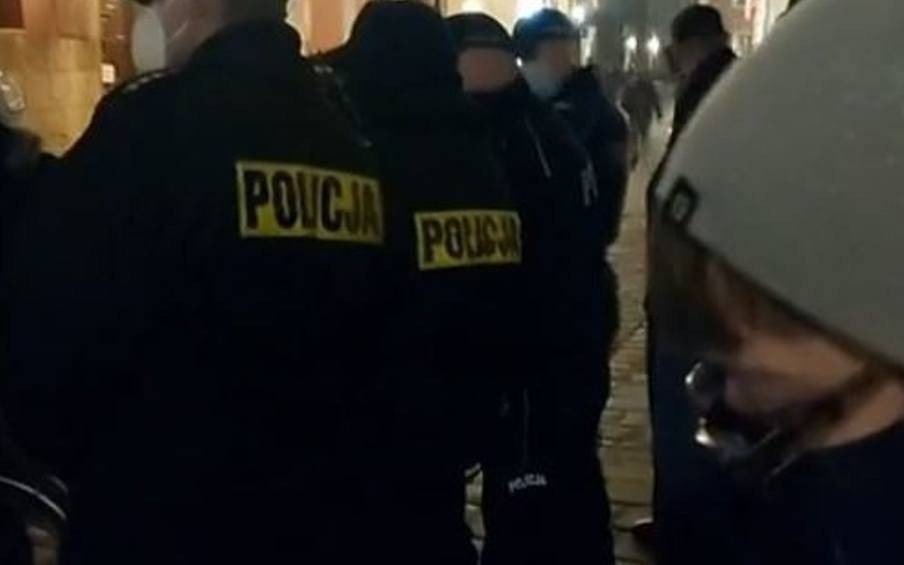 Strajk Kobiet. Protestująca zagięła policjantów. Nieudana interwencja