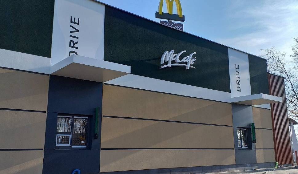 Szturmują budowę McDonald's dla selfie. Ochrona ma problem [ZDJĘCIA]