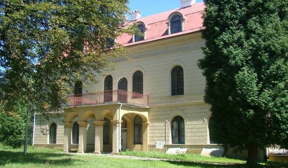 Zabytkowy pałac Radziwiłłów w Grojcu ciągle na sprzedaż. Tak jest od ponad pięciu lat