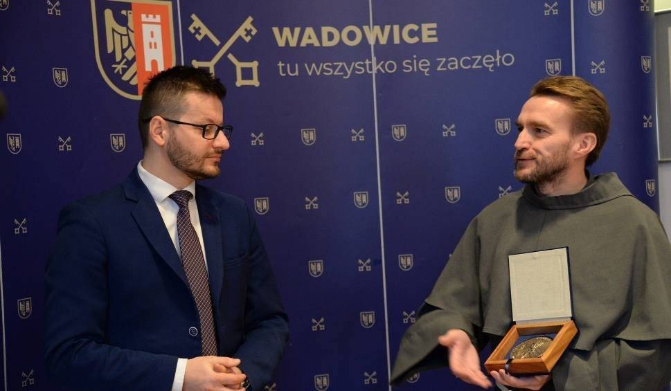 Wadowice. Prosili o datki dla głodujących dzieci. Burmistrz dał im koszulki z JP II