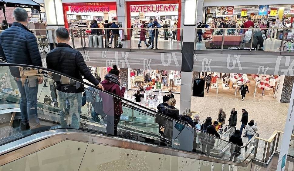 Zakupy w galerii w towarzystwie... policji