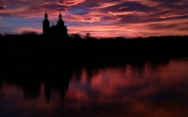 Obłędny świt w Krakowie i Małopolsce. Niebo płonęło, co za kolory! WASZE ZDJĘCIA