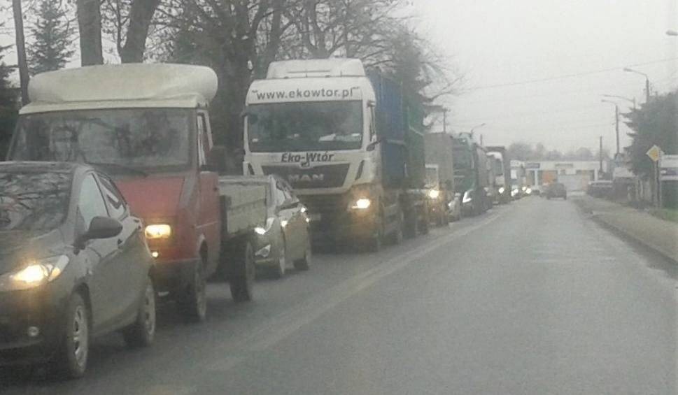 DK 28. Potężny korek na trasie Zator - Wadowice. PKP remontuje tory [VIDEO]
