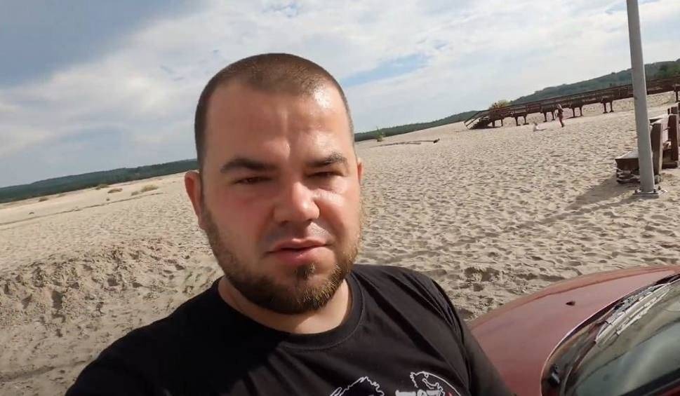 Znany youtuber zakopał się seicento na Pustyni Błędowskiej [VIDEO]