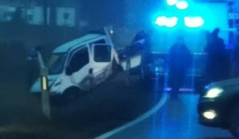Chrząstowice k. Olkusza. Zderzenie z busem na DW 783. Jedna osoba ranna