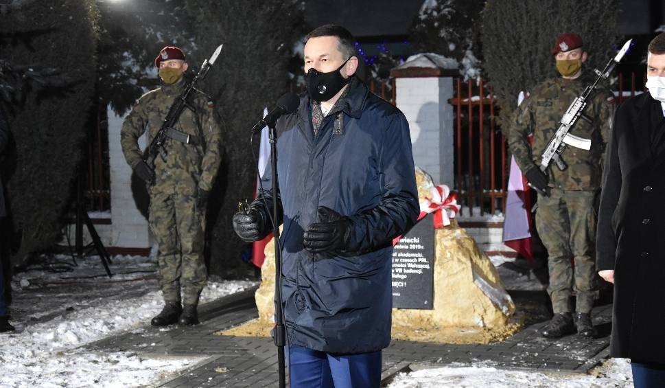 Mateusz Morawiecki uroczyście odsłonił tablicę upamiętniającą swojego ojca w Źródłach