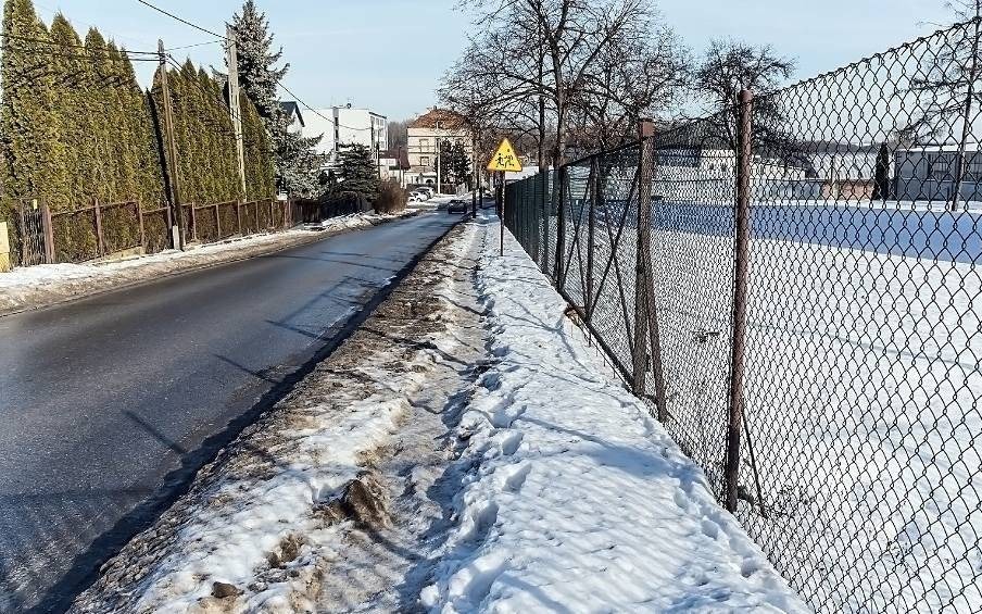 Zabrakło łopat w Wolbromiu? Na chodnikach zalega brudny, roztapiający się śnieg