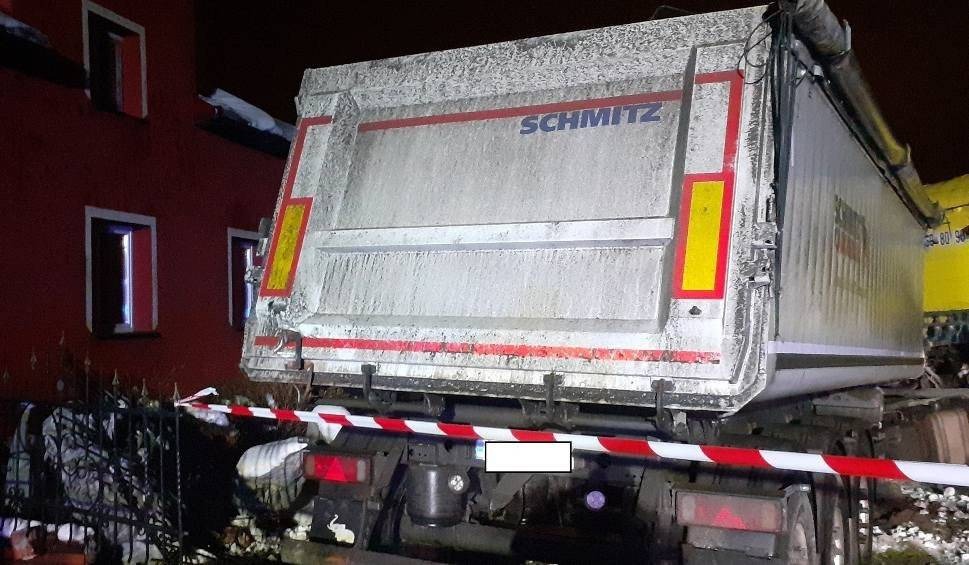 O krok od tragedii w Porębie Wielkiej. Tir zatrzymał się na ogrodzeniu posesji