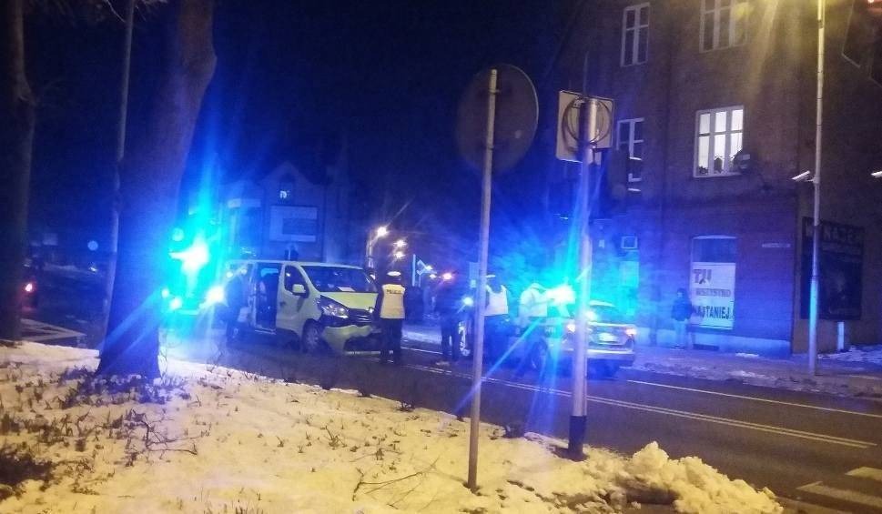Zderzenie samochodu osobowego z busem. Na szczęście nikt nie ucierpiał