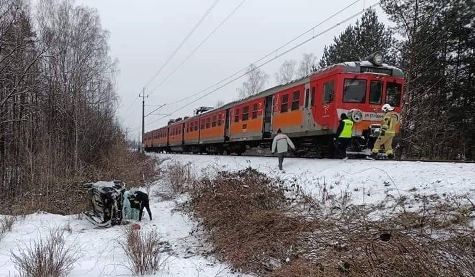 Auto wjechało pod pociąg i spadło z nasypu. Poważne obrażenia kierowcy