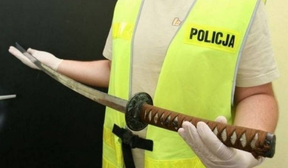 Rzucił się z mieczem na policjantów, potem znęcał się nad babcią