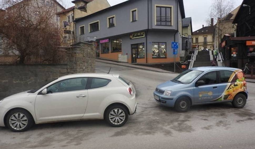 Janusze parkowania z Wadowic. Tu nie ma żadnych świętości! [ZDJĘCIA]