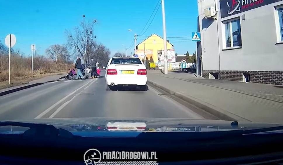 Pirat drogowy wyprzedzał na przejściu dla pieszych. Tragedia o włos