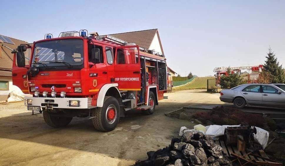 Chciał ugasić pożar swojego domu, został poparzony