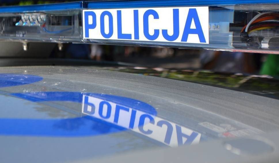 Zderzenie motocykla z samochodem osobowym na DK 79. Dwie osoby zostały ranne