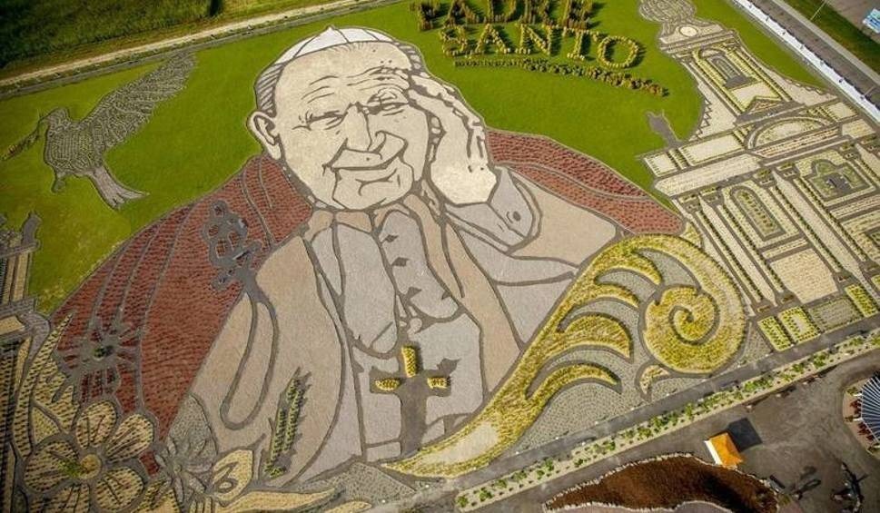 Twarz JP II z Inwałdu na filmiku z premierem Morawieckim. Są już parodie