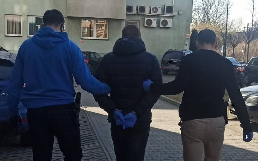 Pedofil chciał uwieść 12-latkę. Dzięki czujnej matce został zatrzymany