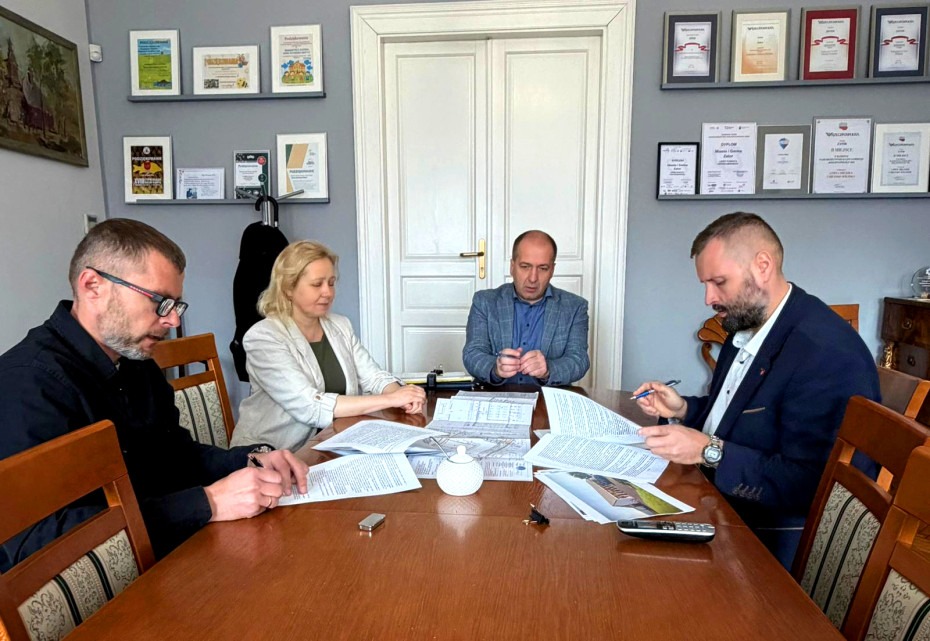 Podpisano umowę na realizację zadania pn. „Rozbudowa i wyposażenie Szkoły Podstawowej im. Wł. Broniewskiego w Graboszycach w celu zwiększenia dostępności dla osób ze specjalnymi potrzebami edukacyjnymi”