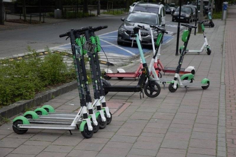 Policjanci przypominają o ważnych zmianach w przepisach dla osób poruszających się hulajnogami elektrycznymi, urządzeniami transportu osobistego oraz urządzeniami wspomagającymi ruch