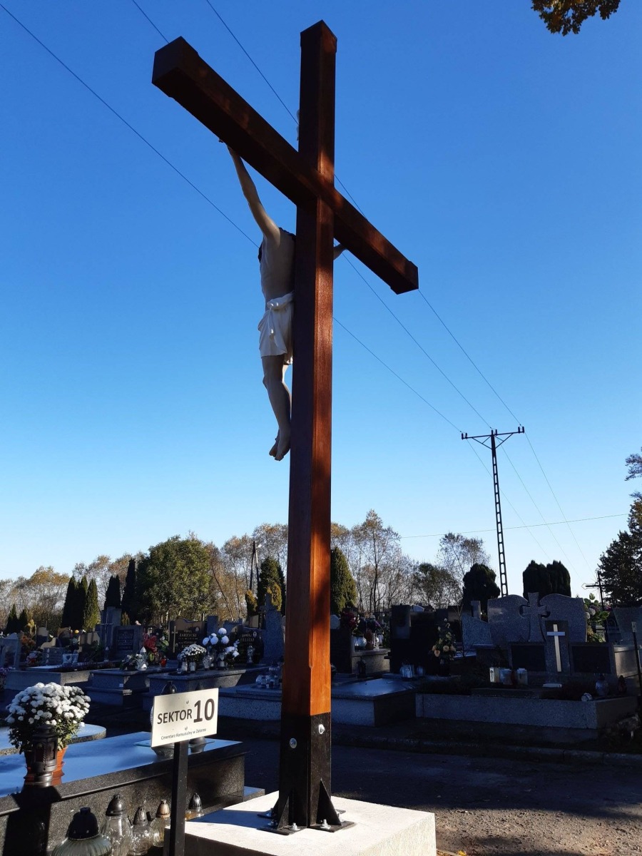 Nowy krzyż wraz z odrestaurowaną figurą Chrystusa na cmentarzu komunalnym w Zatorze.