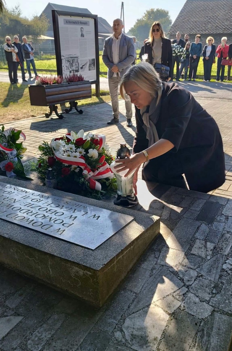 Monowice pamiętają. Tablica poświęcona więźniom i ofiarom KL Auschwitz III-Monowitz
