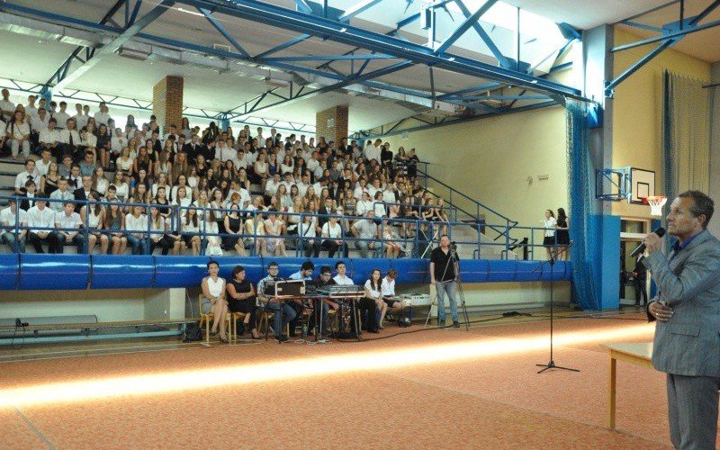 Uczniowie wracają do szkolnych ław
